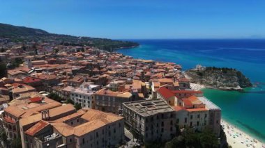 Tropea 'nın havadan görünüşü, Güney İtalya Calabria' daki Tyrhenian Denizi 'ne bakan bir uçuruma tünemiş büyüleyici bir kasaba.
