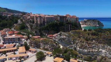Tropea 'nın havadan görünüşü, Güney İtalya Calabria' daki Tyrhenian Denizi 'ne bakan bir uçuruma tünemiş büyüleyici bir kasaba.
