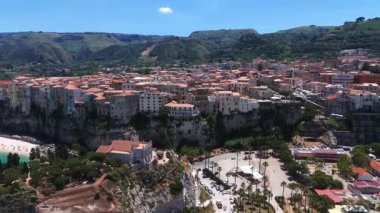 Panoramik insansız hava aracı İtalya 'nın Tropea kentini çekerken, Tyrhenian Denizi' ne bakan kayalıklara tünedi.