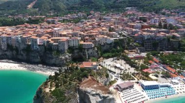 Güney İtalya 'nın Calabria kentindeki Tyrhena Denizi' nin turkuaz sularına bakan bir uçuruma tünemiş büyüleyici bir kasaba olan Tropea 'nın hava manzarası.