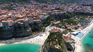 Tropea 'nın havadan görünüşü, renkli binaları ve el değmemiş plajlarıyla Tyrhenian Denizi' ne bakan kayalıklara tünemiş büyüleyici bir kasaba.