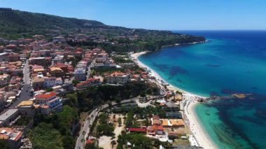 Tropea 'nın havadan görünüşü, Güney İtalya, Calabria, Tyrhenian Denizi' nin turkuaz sularına bakan bir uçuruma tünemiş büyüleyici bir kasaba.