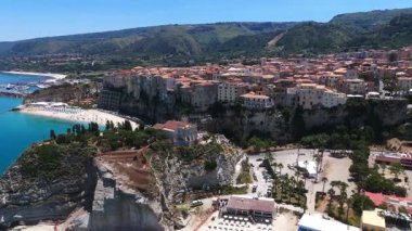 Tropea 'nın havadan görünüşü, güney İtalya Calabria' daki güzel Tyrhenia Denizi 'ne bakan bir uçuruma tünemiş büyüleyici bir kasaba.