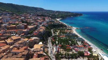 Tropea 'nın havadan görünüşü, Güney İtalya, Calabria, Tyrhenian Denizi' nin turkuaz sularına bakan bir uçuruma tünemiş büyüleyici bir kasaba.