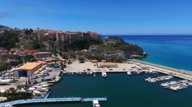 Trakya Denizi, Calabria, Güney İtalya 'ya bakan kayalıklardaki Tropea limanının havadan görüntüsü.