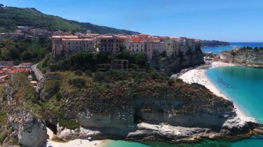 Tropea, Calabria 'nın havadan görünüşü, dramatik uçurumlar, turkuaz sular, ve kumlu plajlar, İtalyan sahil güzelliğinin özünü yakalıyor.