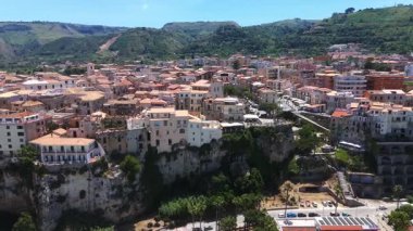 Tropea 'yı ele geçiren insansız hava aracı, renkli evleri ve yemyeşil bitki örtüsüyle Tyrhenian Denizi' ne bakan bir uçuruma tünemiş büyüleyici bir kasaba.