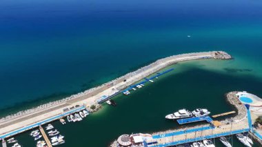 Tropea limanının hava görüntüsü İtalya 'nın Calabria kentindeki Tyrhenian Denizi' nin tadını çıkaran yat ve tekneleri gösteriyor.