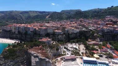 Tropea 'nın havadan görünüşü, güney İtalya Calabria' daki güzel Tyrhenia Denizi 'ne bakan bir uçuruma tünemiş büyüleyici bir kasaba.