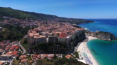 Tropea 'nın havadan görünüşü, güneşli bir yaz gününde Güney İtalya' nın Calabria kentindeki Tyrhenian Denizi 'ne bakan bir uçuruma tünemiş büyüleyici bir kasaba.