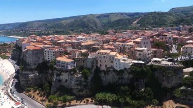 Tropea 'yı ele geçiren insansız hava aracı, renkli evleri ve yemyeşil bitki örtüsüyle Tyrhenian Denizi' ne bakan bir uçuruma tünemiş büyüleyici bir kasaba.