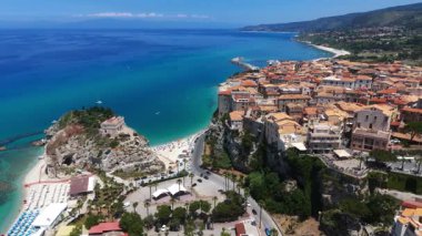 Tropea 'nın pitoresk kasabasını ele geçiren İHA Güney İtalya' daki Calabria 'daki Tyrhenian Denizi' ne bakan bir uçuruma tünemişti.