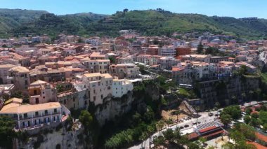 Tropea 'yı ele geçiren insansız hava aracı, renkli evleri ve yemyeşil bitki örtüsüyle Tyrhenian Denizi' ne bakan bir uçuruma tünemiş büyüleyici bir kasaba.