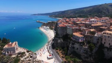 Tropea, Calabria 'nın hava aracı görüntüsü kristal berrak turkuaz suları, plajları ve Santa Maria dellIsola' nın ikonik tapınağı bir uçuruma tünemişti.