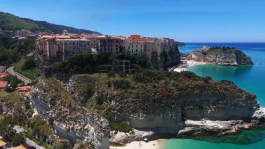 Tropea, Calabria 'nın havadan görünüşü, dramatik uçurumlar, turkuaz sular, ve kumlu plajlar, İtalyan sahil güzelliğinin özünü yakalıyor.
