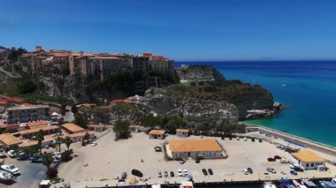 Trrhenian Denizi, Calabria, Güney İtalya 'ya bakan kayalık kayalık kayalıklarda Tropea şehir manzarası