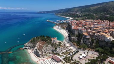 Tropea 'nın havadan görünüşü, Güney İtalya, Calabria, Tyrhenian Denizi' nin turkuaz sularına bakan bir uçuruma tünemiş büyüleyici bir kasaba.