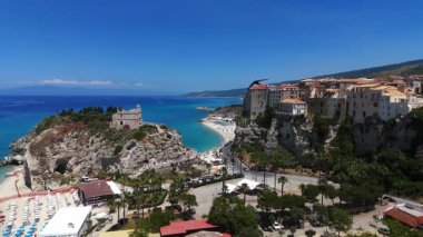 Tropea 'nın havadan görünüşü, Trrhenian Denizi' ne bakan bir uçuruma tünemiş büyüleyici bir kasaba, Santa Maria dellIsola Mabedi, kristal berrak sular, ve canlı plaj