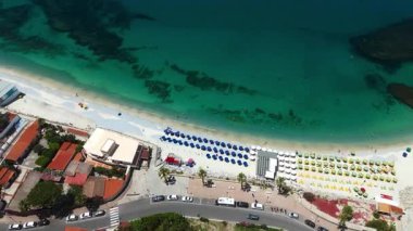 Tropea 'nın ikonik plajının çarpıcı hava manzarası kristal berrak turkuaz su, beyaz kum ve dramatik uçurumlar sergiliyor.