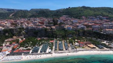 Tropea 'yı ele geçiren insansız hava aracı, Güney İtalya, Calabria' daki Tyrhenian Denizi 'ne bakan bir uçuruma tünemiş büyüleyici bir kasaba.