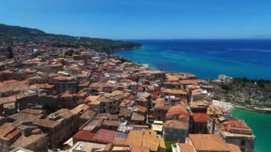 Tropea 'nın havadan görünüşü, Güney İtalya Calabria' daki Tyrhenian Denizi 'ne bakan bir uçuruma tünemiş büyüleyici bir kasaba.