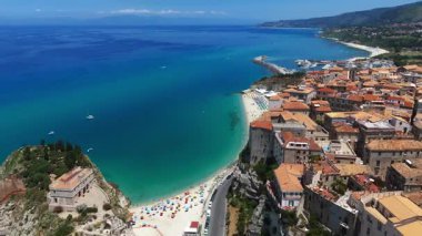 Tropea, Calabria 'nın nefes kesici hava manzarası güzel sahili, turkuaz suları ve büyüleyici kasabayı aydınlatıyor.