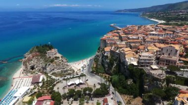 İnsansız hava aracı, Güney İtalya 'nın Calabria kentindeki Tyrhena Denizi' ne bakan büyüleyici bir kasaba olan Tropea 'nın nefes kesici görüntüsünü yakalıyor.