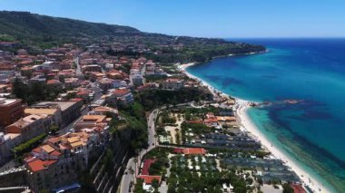 Tropea 'nın havadan görünüşü, Güney İtalya, Calabria, Tyrhenian Denizi' nin turkuaz sularına bakan bir uçuruma tünemiş büyüleyici bir kasaba.