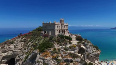 Güney İtalya, Calabria 'daki Tropea plajına bakan kayalık bir adada Santa Maria dellIsola Sığınağı' nın hava manzarası.