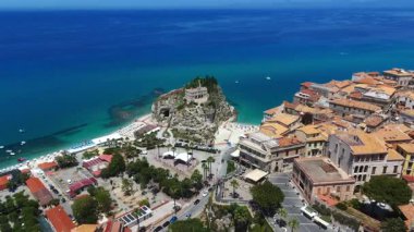 Tropea, İtalya 'nın havadan görünüşü, turkuaz deniz, sahil, Santa Maria dellsola Mabedi ve uçurum kenti.