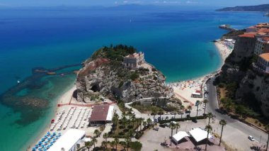 Santa Maria dellIsola Sığınağı 'nın havadan görünüşü, küçük bir adadaki güzel bir kilise, arka planda Tropea plajı ve kasabası görünür.