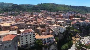 Tropea 'nın havadan görünüşü, Güney İtalya Calabria' daki Tyrhenian Denizi 'ne bakan bir uçuruma tünemiş büyüleyici bir kasaba.