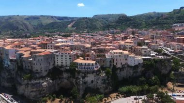 Tropea 'nın havadan görünüşü, İtalya' daki Calabria kıyılarına bakan bir uçurumun tepesine tünemiş resim gibi bir kasaba.