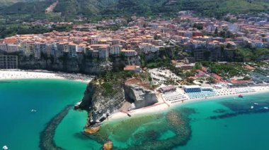 Tropea 'nın havadan görünüşü, Güney İtalya' nın Calabria kentindeki turkuaz Tyrhenian Denizi 'ne bakan bir uçuruma tünemiş büyüleyici bir kasaba.