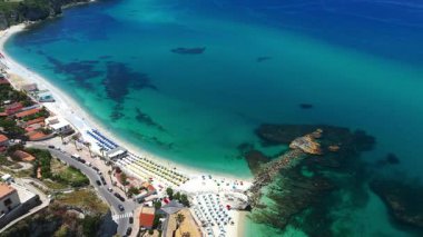 Tropea 'nın havadan görünüşü, Güney İtalya, Calabria, Tyrhenian Denizi' nin turkuaz sularına bakan bir uçuruma tünemiş büyüleyici bir kasaba.