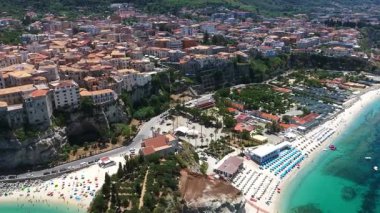 Tropea 'nın havadan görünüşü, renkli binaları ve el değmemiş plajlarıyla Tyrhenian Denizi' ne bakan kayalıklara tünemiş büyüleyici bir kasaba.