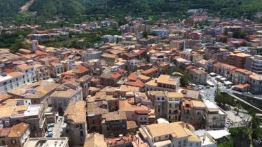 Tropea 'nın pitoresk kasabasını ele geçiren İHA Güney İtalya' daki Calabria 'daki Tyrhenian Denizi' ne bakan bir uçuruma tünemişti.
