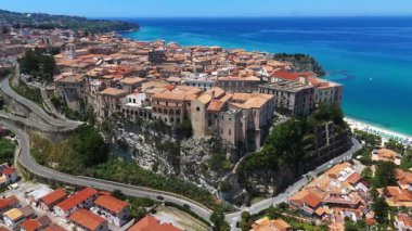 İtalya, Tropea 'nın nefes kesen hava manzarası, Trrhenian Denizi' ne bakan uçurumlara tünemiş tarihi mimarisini gözler önüne seriyor.