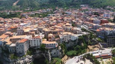 Tropea 'nın pitoresk kasabasını ele geçiren İHA Güney İtalya' daki Calabria 'daki Tyrhenian Denizi' ne bakan bir uçuruma tünemişti.