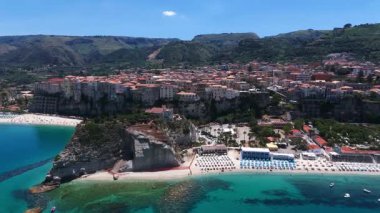 Tropea 'nın havadan görünüşü, güney İtalya Calabria' daki güzel Tyrhenia Denizi 'ne bakan bir uçuruma tünemiş büyüleyici bir kasaba.