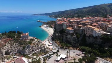 Tropea, Calabria 'nın hava aracı görüntüsü kristal berrak turkuaz suları, plajları ve Santa Maria dellIsola' nın ikonik tapınağı bir uçuruma tünemişti.