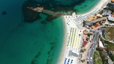 Tropea 'nın ikonik plajının çarpıcı hava manzarası kristal berrak turkuaz su, beyaz kum ve dramatik uçurumlar sergiliyor.