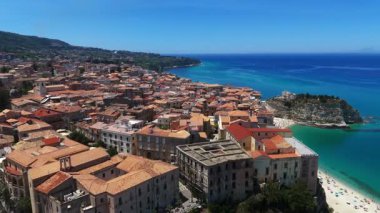 Tropea 'nın havadan görünüşü, renkli binaları ve el değmemiş plajlarıyla Tyrhenian Denizi' nin uçurumlarına kurulmuş büyüleyici bir kasaba.