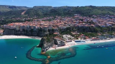 Tropea 'nın havadan görünüşü, Güney İtalya' nın Calabria kentindeki turkuaz Tyrhenian Denizi 'ne bakan bir uçuruma tünemiş büyüleyici bir kasaba.