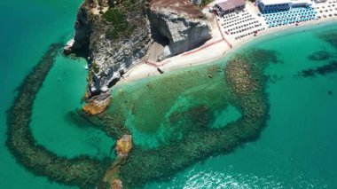 Tropea 'nın ikonik plajının çarpıcı hava manzarası kristal berrak turkuaz su, beyaz kum ve dramatik uçurumlar sergiliyor.