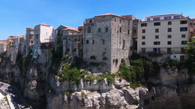 Tropea 'nın havadan görünüşü. Tırmık Denizi' ne bakan bir uçuruma tünemiş büyüleyici bir kasaba. Renkli binaları ve nefes kesici kıyı manzarası var.