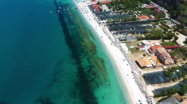 Tropea 'nın havadan görünüşü, Güney İtalya, Calabria, Tyrhenian Denizi' nin turkuaz sularına bakan bir uçuruma tünemiş büyüleyici bir kasaba.