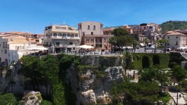 Tropea 'nın havadan görünüşü, Güney İtalya Calabria' daki Tyrhenian Denizi 'ne bakan bir uçuruma tünemiş büyüleyici bir kasaba.