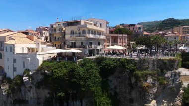Tropea 'nın havadan görünüşü, Güney İtalya Calabria' daki Tyrhenian Denizi 'ne bakan bir uçuruma tünemiş büyüleyici bir kasaba.