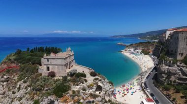 Santa Maria dellIsola Sığınağı 'nın havadan görünüşü, Tropea sahiline bakan bir kayaya tünemiş güzel bir kilise ve turkuaz suları.